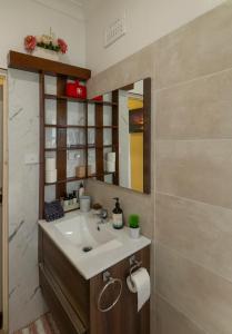 a bathroom with a sink and a mirror at Kurranulla Sapphire - U3 in Cronulla