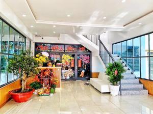 eine Lobby eines Ladens mit Treppen und Pflanzen in der Unterkunft Hero Hostel & Billiards in Chau Doc