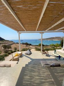 d'une terrasse avec vue sur l'océan. dans l'établissement Villa Baldin, à Lipsi