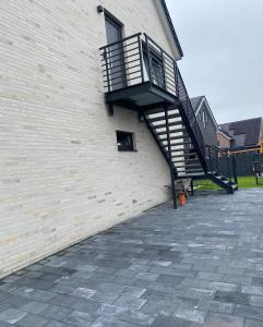 una escalera en el lateral de un edificio en Klytti‘s Pension, en Sendenhorst