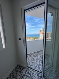 drzwi na balkon z widokiem na ocean w obiekcie Cozy apartment La Mata w mieście La Mata