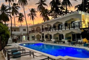 江比阿尼的住宿－Dhow Resort，一座带大型游泳池的度假村,位于一座建筑前