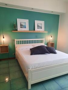 Ένα ή περισσότερα κρεβάτια σε δωμάτιο στο MARE FUORI APARTMENT