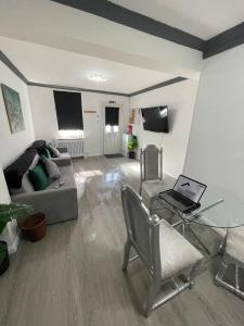 Area tempat duduk di Luxury Spacious 2-Bed House in Brentwood Essex