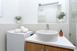 Koupelna v ubytování Urban Oasis with free parking + 24 fotografií