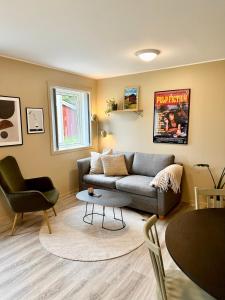 sala de estar con sofá y mesa en Modern apartment in Tromsø en Tromsø