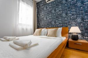 Postel nebo postele na pokoji v ubytování Urban Oasis with free parking