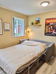 1 cama grande en un dormitorio con ventana en Modern apartment in Tromsø, en Tromsø