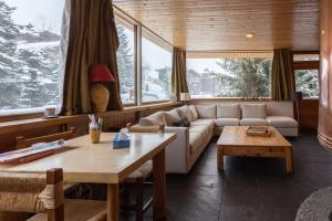 Posezení v ubytování Chalet Robaumont - Grand chalet familial proche du centre et des pistes