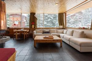 Posezení v ubytování Chalet Robaumont - Grand chalet familial proche du centre et des pistes