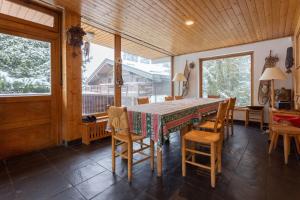 Fotografie z fotogalerie ubytování Chalet Robaumont - Grand chalet familial proche du centre et des pistes v destinaci Courchevel