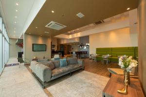 - un salon avec un canapé et une table dans l'établissement Hampton by Hilton Cartagena, à Carthagène des Indes