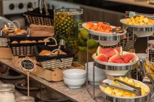 um buffet com frutas e outros alimentos sobre uma mesa em Hampton by Hilton Cartagena em Cartagena das Índias