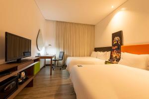 Un televizor și/sau centru de divertisment la Hampton by Hilton Cartagena