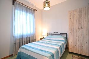 1 dormitorio con cama y ventana grande en Nihtolouloudo house, en Vrasná