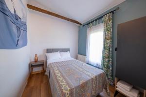 a small bedroom with a bed and a window at Bu tatil bir yeşil evde in Kartepe