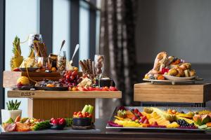un buffet con diversi tipi di cibo in esposizione di The Alloy, a DoubleTree by Hilton - Valley Forge a King of Prussia Altre 37 foto