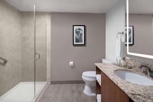 Bagno di The Alloy, a DoubleTree by Hilton - Valley Forge