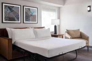 Letto o letti in una camera di The Alloy, a DoubleTree by Hilton - Valley Forge