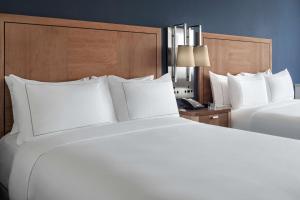 Letto o letti in una camera di The Alloy, a DoubleTree by Hilton - Valley Forge