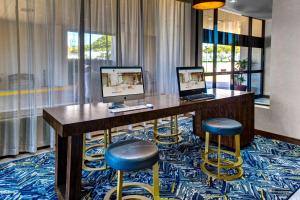 阿林顿南阿林顿达拉斯/沃思堡国际机场希尔顿逸林酒店的酒店客房的桌子上配有两台电脑和凳子
