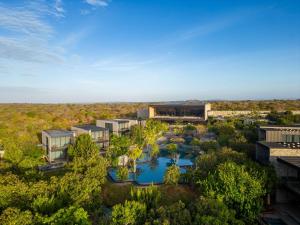 雅拉Hilton Yala Resort的带游泳池的建筑的鸟瞰图