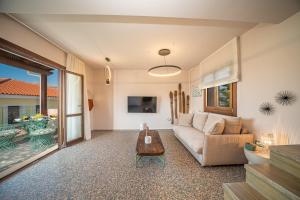 sala de estar con sofá y mesa en Pink Panther Maisonette Suite en Argostoli