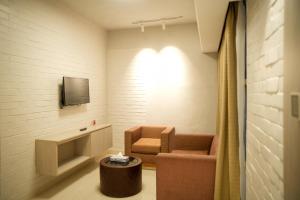 a waiting room with a chair and a tv at Lakeshore Heights in Dhaka