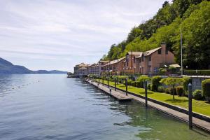 una fila de casas junto a un cuerpo de agua en Yachting Residence, en Ghiffa