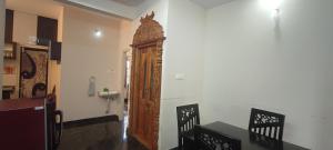 een hal met een houten deur in een kamer bij RRM Stays - Jambu Savari Dinne in Bangalore