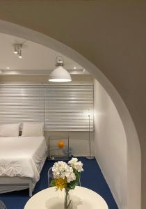 En eller flere senge i et værelse på 6bedroom Hongik University station 1st and 2nd floor all