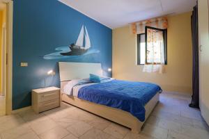 ギッファにあるYachting Residenceのベッドルーム1室(ベッド1台、壁に帆船付)
