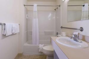 Baño blanco con lavabo y aseo en Rodeway Inn Livermore en Livermore