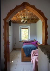 una camera con letto e soffitto in legno di Wiejska Sielanka 