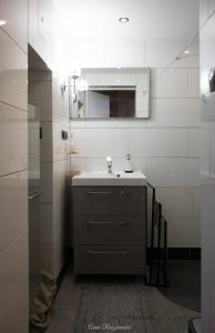 bagno con lavandino e specchio di Wiejska Sielanka 