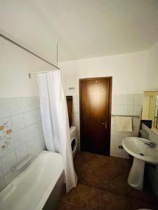 uma casa de banho com uma banheira, um WC e um lavatório. em CANNONHOUSE La Pavoncella Rosa em Bari Sardo