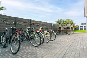 央塔的住宿－Siedlisko Jantar Resort&Spa，停在围栏旁边的一排自行车
