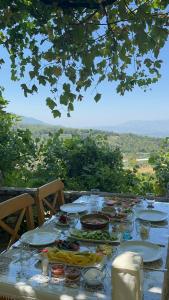 een tafel met borden met voedsel erop met uitzicht bij Ece Hanı Bungalow Hotel in Yaka