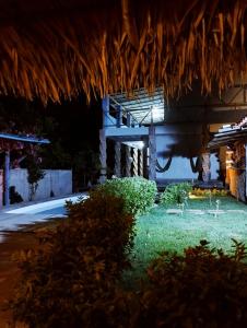 a night view of a building with birds in the grass at Al Mare_ BG in Barra Grande