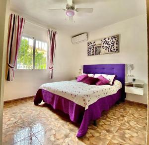 トレビエハにあるラ シエスタのベッドルーム1室(紫色のベッド1台付)
