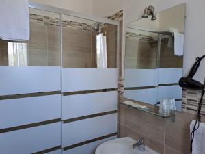 A bathroom at Hotel Villa Robinia