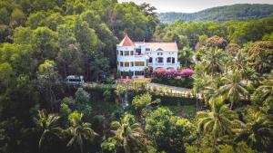 an aerial view of a house in the jungle at Green Hill Guest House in Ba Hòn
