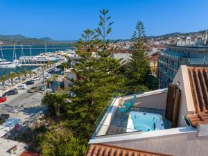 een uitzicht vanaf het dak van een gebouw met een zwembad bij Pink Panther Maisonette Suite in Argostoli