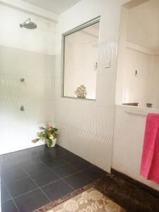 Ένα μπάνιο στο Acmi Villa