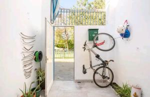 una bicicleta está estacionada junto a una pared blanca en Ikigai House, en Sevilla
