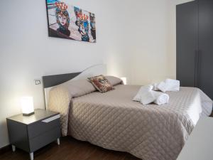 ein Schlafzimmer mit einem Bett und einem Nachttisch mit einem Bett in der Unterkunft La Torre in Santo Stefano di Camastra