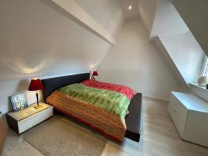 En eller flere senge i et værelse på Schönes Loft in Bergrheinfeld 90 qm max 5 Personen