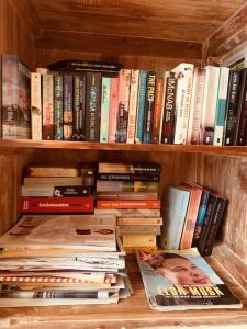 una estantería llena de libros en Porto Antigo 2 Beach Club, en Santa Maria