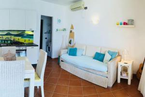 een woonkamer met een bank en een tafel bij Porto Antigo 2 Beach Club in Santa Maria
