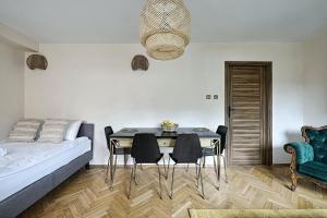 1 dormitorio con mesa, sillas y 1 cama en 2Br Apt Balcony Tamka 17 AC, en Varsovia